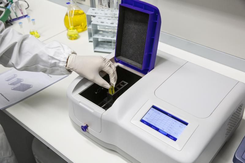 Espectrofotómetros o cómo medir la luz que absorbe una sustancia química